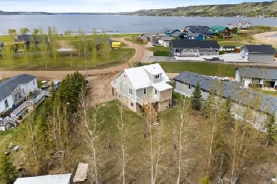 FULLY RENOVATED WATERVIEW WALKOUT WITH ACCESS TO PRIVATE BEACH Image# 1
