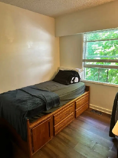 Beautiful bedroom very close to Nanaimo Station Image# 3