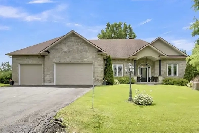 Elegant Bungalow Backing onto Parkland Image# 13