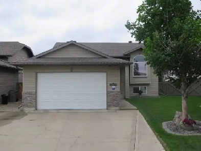 Beautiful 5-bedroom Home in Grande Prairie, A Image# 24