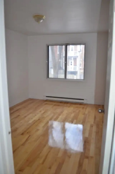 3 1/2 à partir du 1er octobre,chambre fermée,2 balcons 1er étage Image# 3