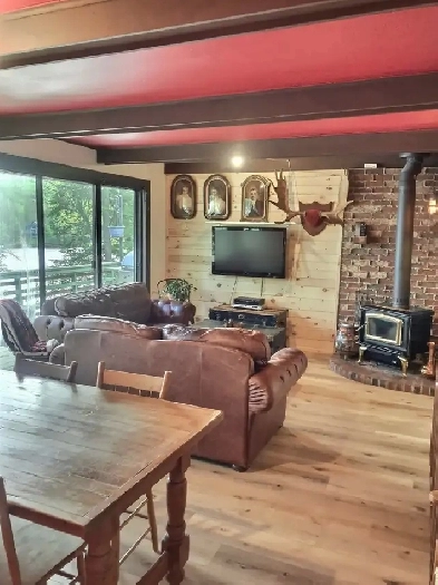 MAISON RUSTIQUE AU BORD DE L'EAU - LAC BEAUPORT Image# 1