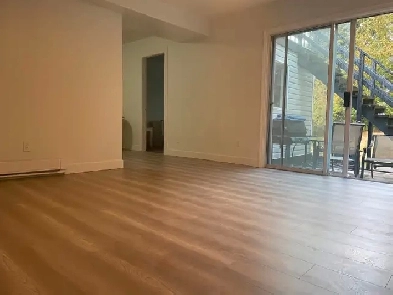 South Surrey 2bed w/ Spacious Backyard in a house Image# 7
