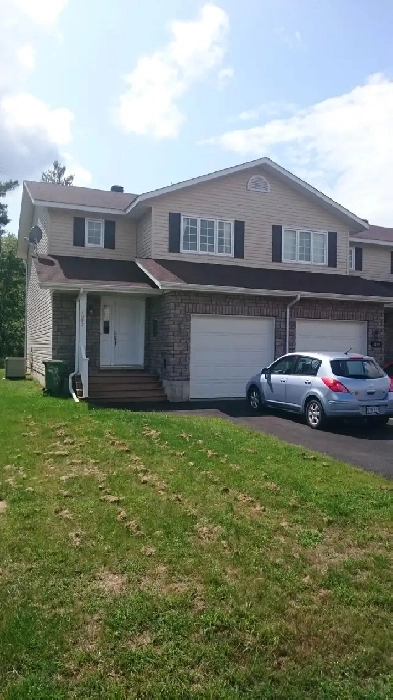 Modern Townhouse for rent on Sandstone Crescent Image# 2