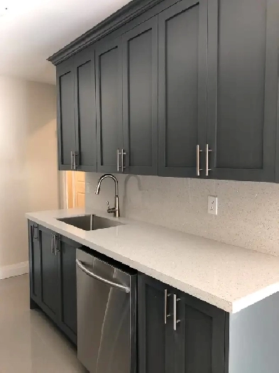 Port Credit – 3 Bedrooms - 1000 sqft with Parking & Balcony Image# 1