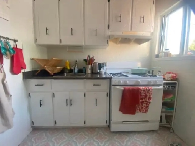 Downtown 2nd floor 2 bed 1 den for a couple or 2  ladies Oct 1 Image# 1