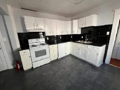 5 Bedroom 2 Bathroom HOUSE on Quinpool next to Atlantica Image# 10