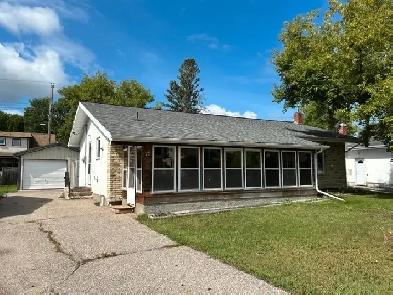 Pine Falls- 3 Bed 1.5 Bath Home, Garage, Sunroom Image# 5