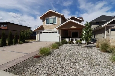 2 STOREY HOME IN POWELL BEACH, 884 Johnson St, Trout Creek Image# 1