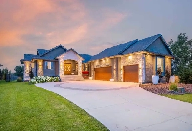 Custom-Built Family Paradise in East St. Paul! Image# 7