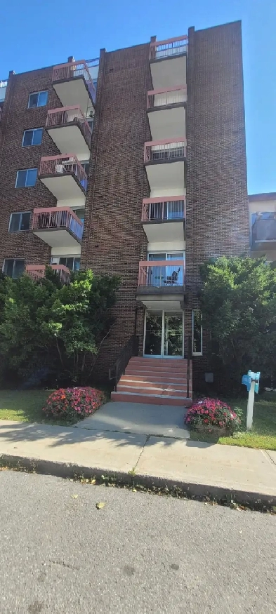 GLEBE ANNEX NEAR CARLETON U, BALCONY, UTILITIES INCLUDED Image# 4