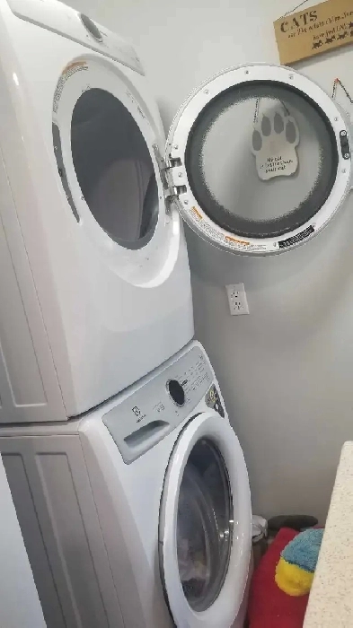 $1400, Cozy, quiet 2 bedroom west with private yard Image# 1