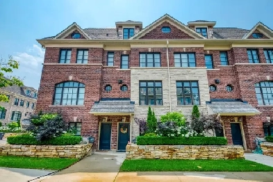 Executive townhome steps to UTM Image# 1