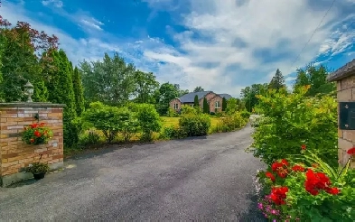 ALL INCLUSIVE✨3 BEDROOM✨HOLLAND LANDING✨SEPT 15✨WATERFRONT Image# 9