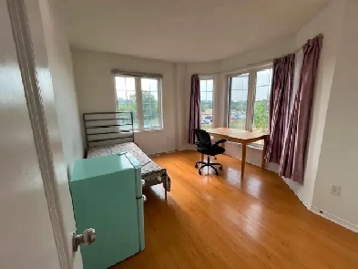 Rooms for rent in clean quiet house, right next to York U! Image# 13
