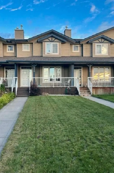 4-Bed, 3-Storey Townhouse in North Red Deer Image# 1