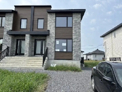 Haut de duplex neuf sur 2 étages - Valleyfield - Négo Image# 10