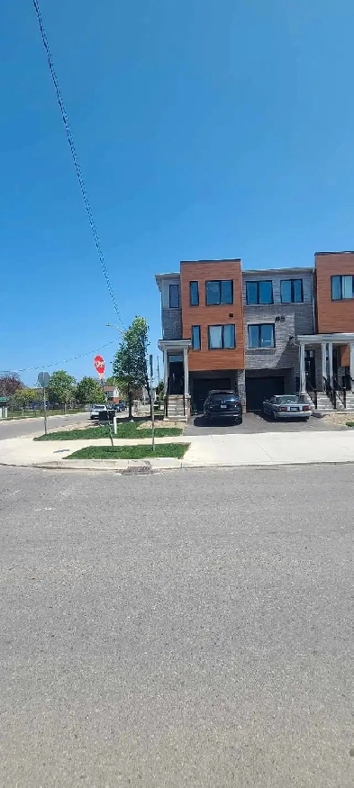 Corner Townhouse for Rent Image# 10