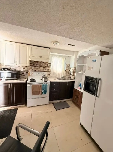 Looking for a female roomate - Square One Image# 1
