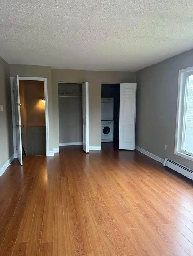 SPACIOUS 2 BEDROOM 5 APPLIANCES HEAT, HOT WATER, PARKING INC. Image# 2