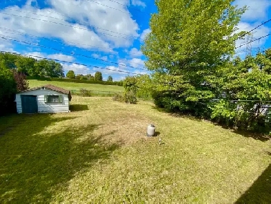 A LOUER - 8 ½ MAISON ENTIÈREMENT RÉNOVÉE & GRAND TERRAIN INTIME Image# 1