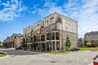 Bright and Spacious End Unit Townhouse in North Oshawa! Image# 1