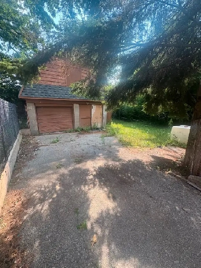 10 car parking lot / driveway / backyard / storage Image# 1