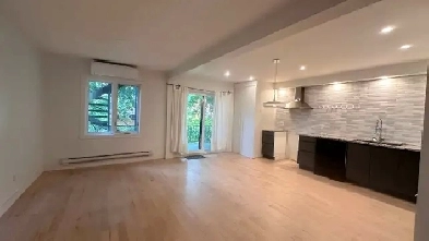 Spacious 51/2(3br) ground level Duplex with Yard and Garage Image# 1