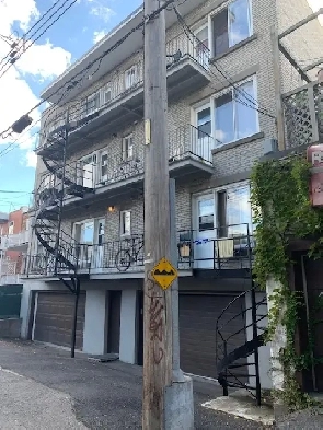 Garage double à louer, quartier Rosemont Image# 1