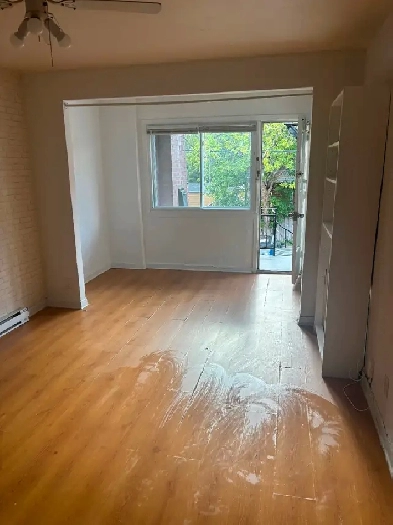 Métro Viau: : Grand 2 1/2 proche métro avec balcon,électros, net Image# 1