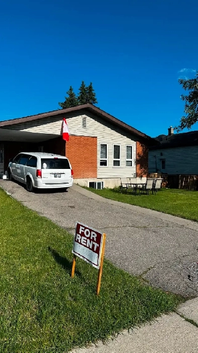 HOUSE for RENT | 3 BEDROOMS MAIN FLOOR   GARAGE . Image# 1