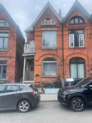 2 Storey  loft Dundas / Dovercourt Image# 1