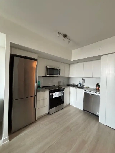 Stunning south facing one bedroom condo for rent near Yorkdale Image# 2