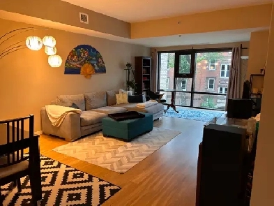 Stylish 1-Bedroom   Den Apartment in Prime Location Image# 22