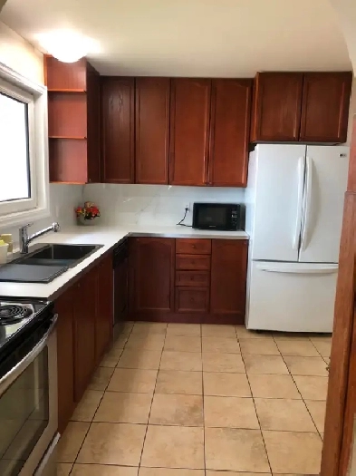 Furnished room on main floor for rent, close to UTM Image# 2