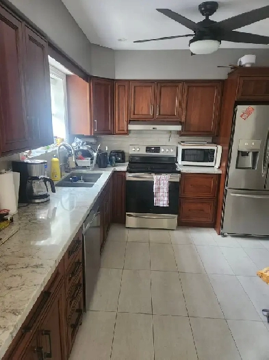 ONE BEDROOM $1000/month for FEMALE - Port Credit Image# 2