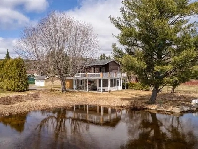 Chalet bord de lac navigable Image# 3