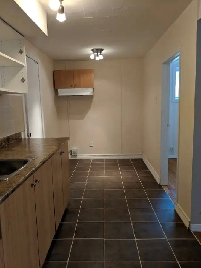 Spacieux 3 1/2 avec une chambre fermée Image# 2