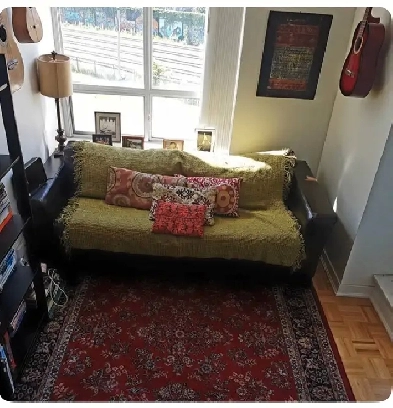 Room available for female student Queen & Dufferin Image# 4