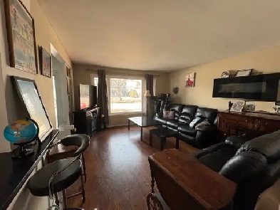 Room to rent five minute walk to U of M! male student! Image# 2