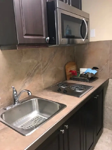 Cozy Bachelor in Heart of Port Credit Image# 1