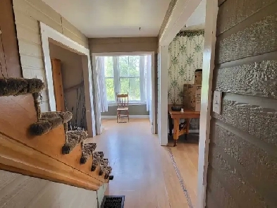 old farm style home on 12 acres Image# 2