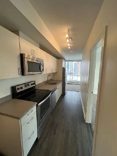 AVAILABLE IMMEDIATELY! Downtown Condo Image# 1