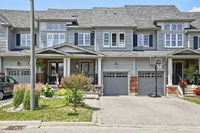 Bright and Airy Freehold Townhouse in Whitby Shores for Sale! Image# 1