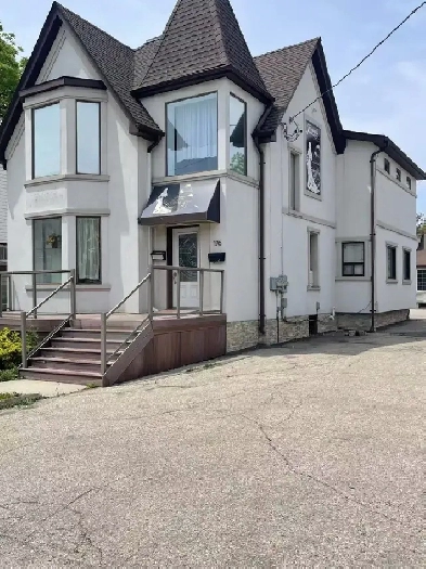 Central Kitchener! Modern and Renovated Furnished Town House! Image# 9
