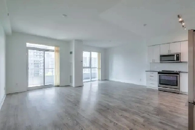 Spacious 2-Bdrm   Den Condo in Bayview Village Image# 8