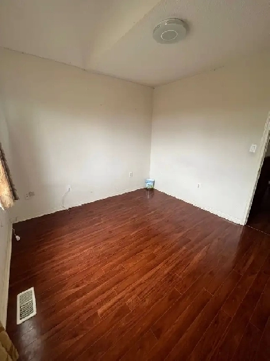 Rooms for single or double occupancy near Airport & Bovaird Rd Image# 1