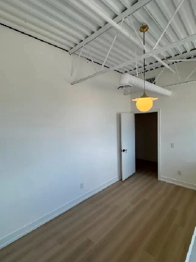 ✨BRIGHT STUDIO ROOM FOR RENT - Perfect for Makeup Artist/Hair ✨ Image# 3