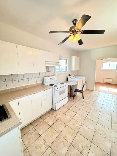 Bright & Spacious 3 ½   Den Apartment Available- 9-Foot Ceiling Image# 5