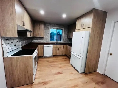 ✨ Fully Renovated 2-Bedroom w/Parking & Appliances, Ready! ✨ Image# 2